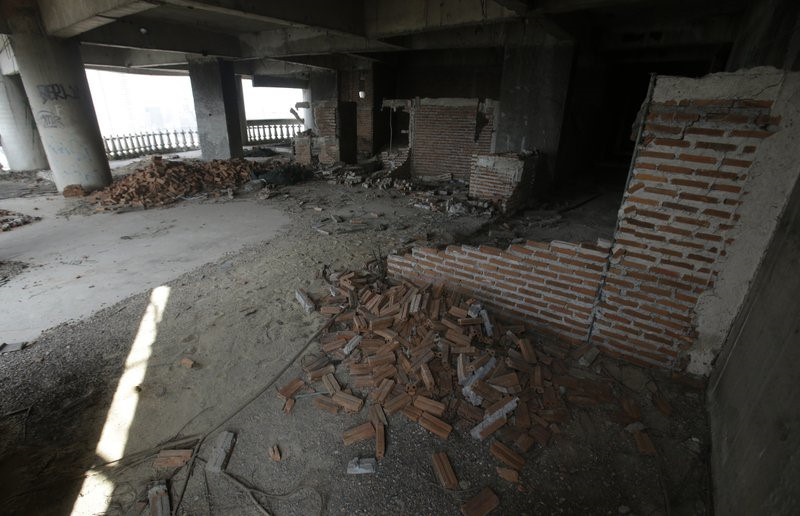 Trong số này có việc một số người dân Bangkok cho rằng, "Tháp Ma" bị "ám" bởi một số hồn ma.