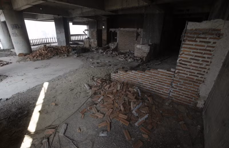 Trong số này có việc một số người dân Bangkok cho rằng, "Tháp Ma" bị "ám" bởi một số hồn ma.