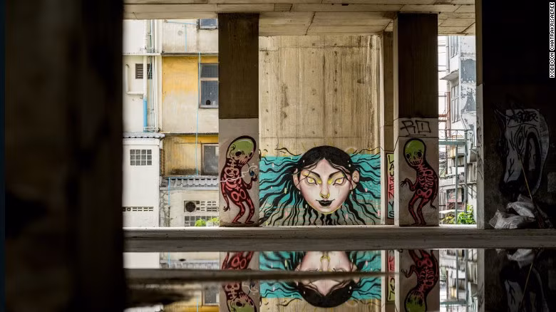 Sau gần 3 thập kỷ bị bỏ hoang phế, Sathorn Unique Tower trở thành "Tháp Ma" với nhiều lời đồn đại về ma quỷ.