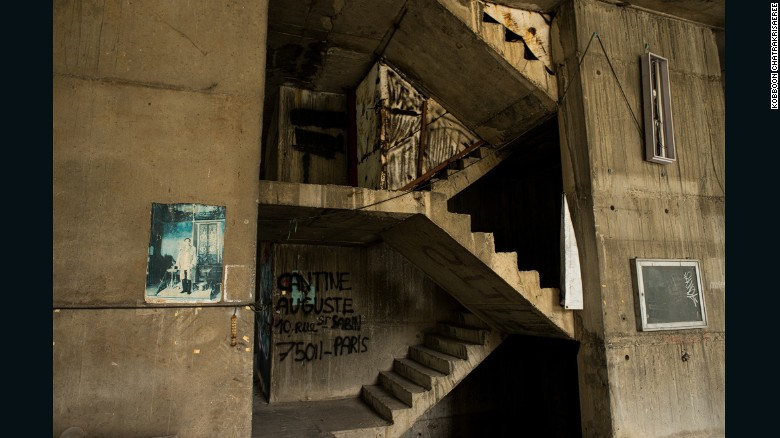 Thế nhưng, vào thời điểm diễn ra cuộc khủng hoảng tài chính Châu Á năm 1997, Sathorn Unique Tower đột ngột dừng thi công và bị bỏ hoang kể từ đó.