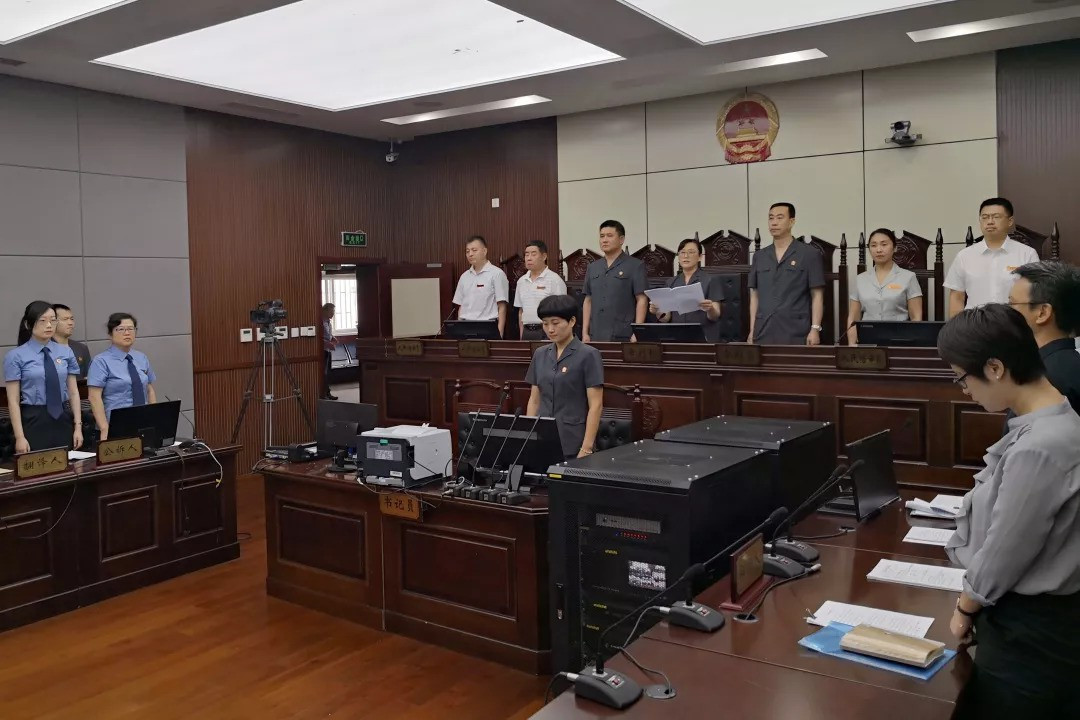 Trong quá trình ấy, gia đình chủ nhà gồm 4 người chống cự nên bị gia đình Li giết chết.