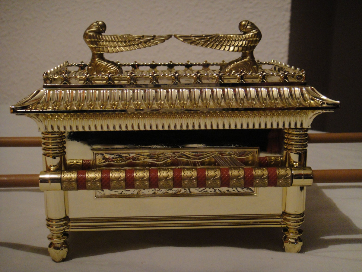 Cũng có giả thuyết nhận định Chúa đã lấy đi Hòm giao ước khi xảy ra chiến loạn.