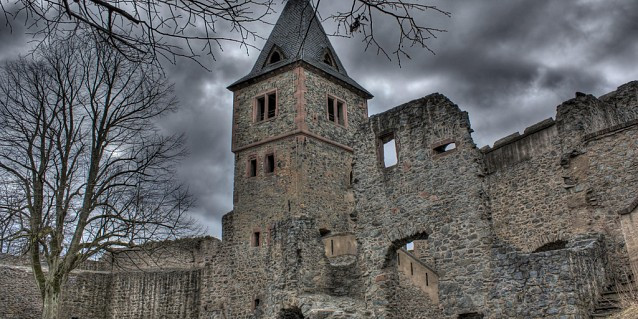 Thêm nữa, lâu đài cổ kính Frankenstein còn nổi tiếng với câu chuyện về một nhân vật khác là nhà giả kim Johann Konrad Dippel. Cụ thể, người ta đồn rằng, Johann Konrad Dippel nắm trong tay bí quyết trường sinh bất lão khi sống trong lâu đài Frankenstein.