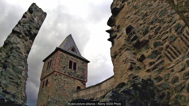 Theo một số tài liệu, tòa lâu đài được xây dựng vào thế kỷ 10. Đến thế kỷ 13, lâu đài Frankenstein được xây dựng lại do xuống cấp và hư hại nghiêm trọng.