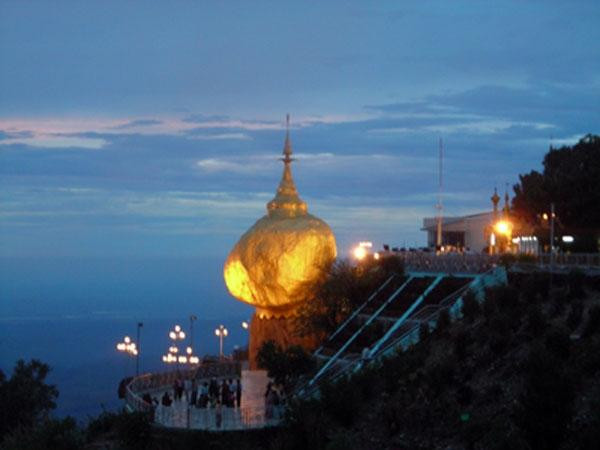Hàng năm, hàng ngàn Phật tử cũng như du khách tới chiêm bái và chiêm ngưỡng kiến trúc độc đáo tại Đá Vàng.