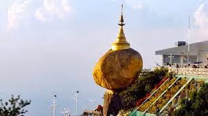 Nhờ vậy, tảng đá có màu vàng sáng chói tuyệt đẹp và có thể nhìn thấy rõ từ xa.