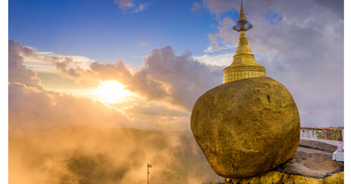 Kỳ lạ hơn nữa là tảng đá khổng lồ cao gần 7m nhưng có điểm tiếp xúc với mặt chất chỉ 78 cm nhưng không hề bị dịch chuyển hay rơi xuống phía dưới vực.