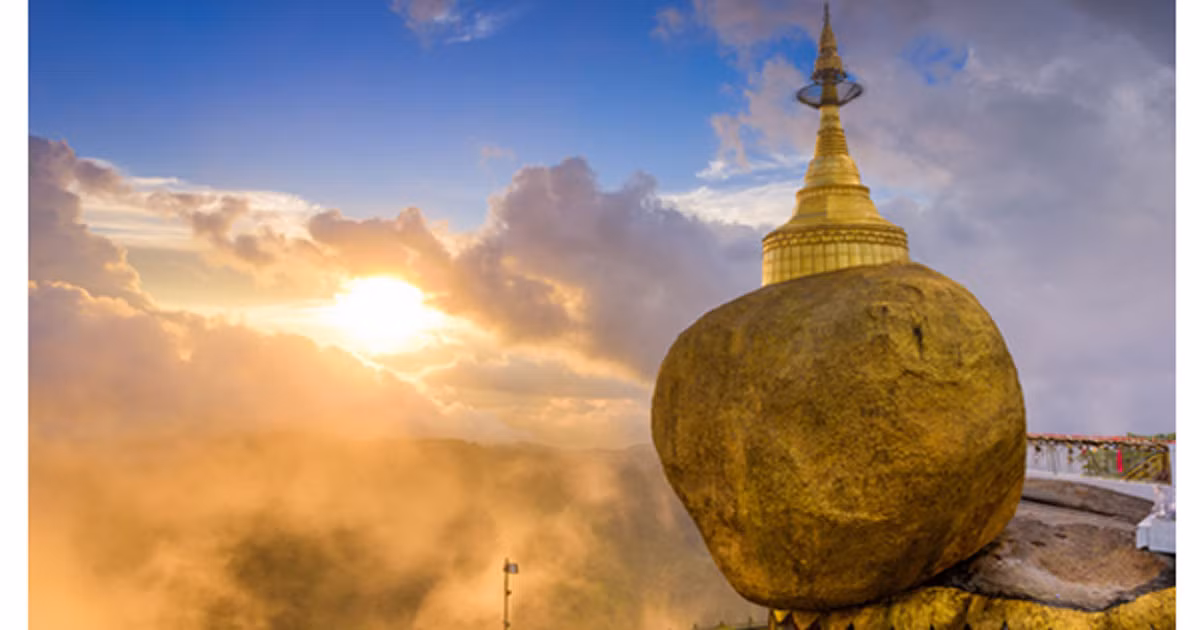 Kỳ lạ hơn nữa là tảng đá khổng lồ cao gần 7m nhưng có điểm tiếp xúc với mặt chất chỉ 78 cm nhưng không hề bị dịch chuyển hay rơi xuống phía dưới vực.