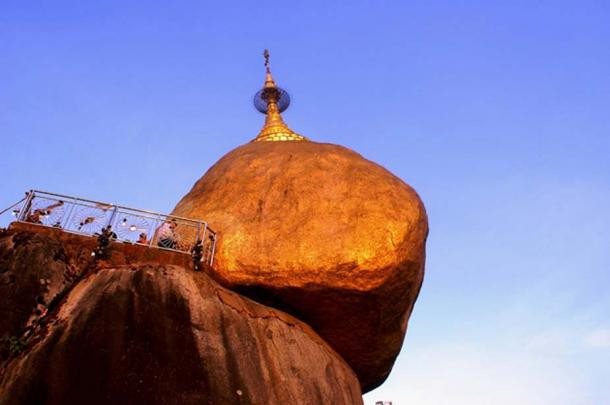 Chính vì vậy, nhiều Phật tử và người dân khi tới chùa Kyaiktiyo đã mang theo vàng lá, quyên góp tiền bạc để dát vàng lên tảng đá linh thiêng trên.