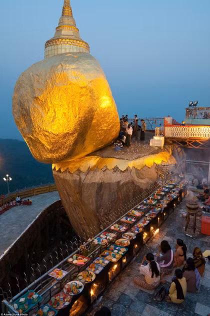 Tương truyền, bảo tháp trên Đá Vàng chính là sợi tóc của Đức Phật. Vì vậy, tảng đá không bị rơi xuống dưới.