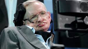 Trong khi đó, Stephen Hawking sinh ra vào ngày 8/1/1942. Ông là nhà vật lý lý thuyết thiên tài với những đóng góp thay đổi nền khoa học hiện đại như nghiên cứu về lỗ đen, phát triển thuyết lượng tử hấp dẫn... Nhà vật lý này qua đời ngày 14/3/2018.