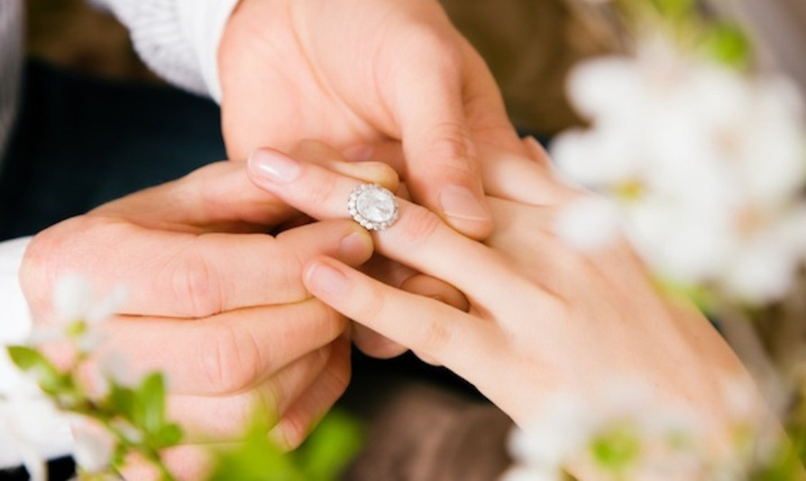 Mach ban cach deo nhan hop phong thuy de van su nhu y