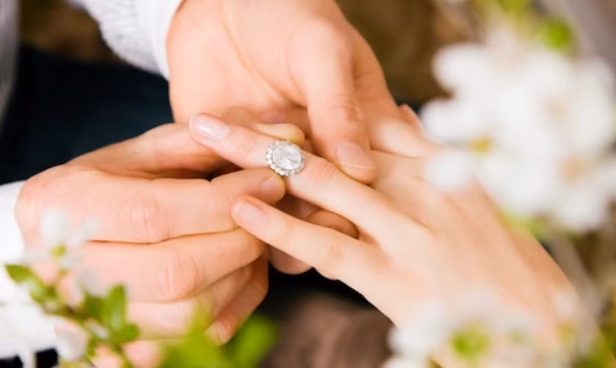 Mách bạn cách đeo nhẫn hợp phong thủy để vạn sự như ý Mach ban cach deo nhan hop phong thuy de van su nhu y