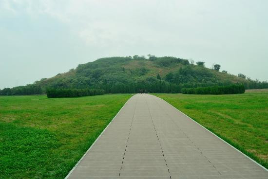 Vị trí đặt lăng mộ của hoàng đế Trung Quốc, trong đó có Tần Thủy Hoàng lựa chọn là những ngọn đồi lớn và rất cao.