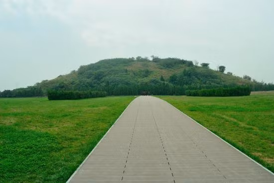 Vị trí đặt lăng mộ của hoàng đế Trung Quốc, trong đó có Tần Thủy Hoàng lựa chọn là những ngọn đồi lớn và rất cao.