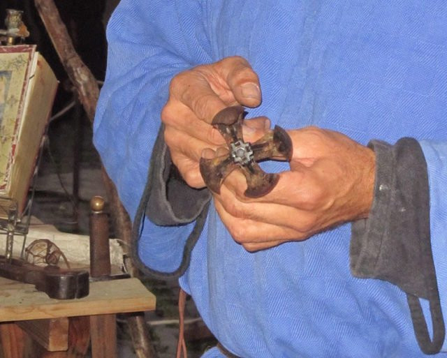 Cách sử dụng quả lê thống khổ khá đơn giản. Người hành hình sẽ đặt hình cụ quả lê thống khổ vào trong miệng, âm đạo hoặc hậu môn của phạm nhân.