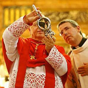 Vào năm 1389, một điều bất ngờ đã xảy ra là bình đựng máu của Thánh Januarius đột nhiên hóa lỏng. Kể từ đó, người dân cho rằng, máu của Thánh Januarius chứa "phép lạ".