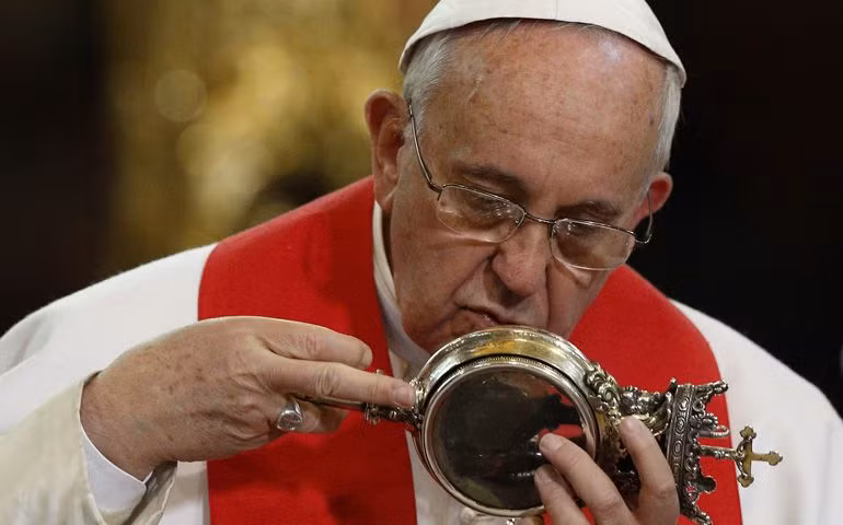 Trước những sự việc kỳ bí này, người ta cho rằng cứ mỗi lần bình máu của Thánh Januarius không hóa lỏng thì đó là điềm báo sắp xảy ra thảm kịch, tai ương đáng sợ.