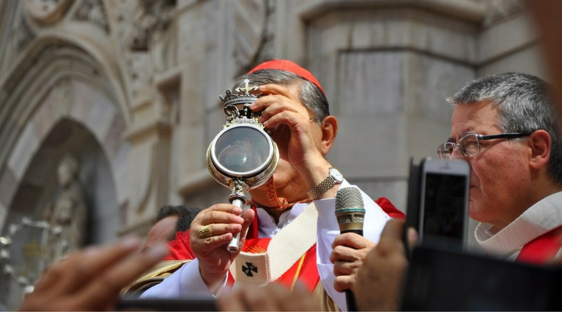 Bình máu của Thánh Januarius được lắc mạnh cho tới khi hóa lỏng trước sự chứng kiến của các tín đồ.