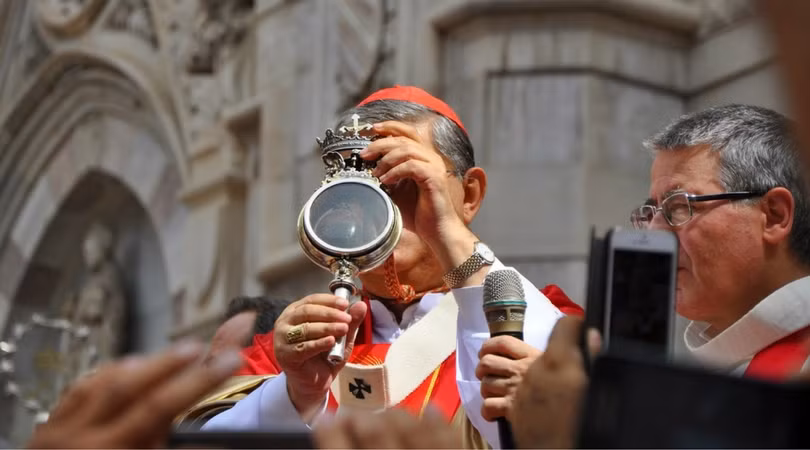 Bình máu của Thánh Januarius được lắc mạnh cho tới khi hóa lỏng trước sự chứng kiến của các tín đồ.