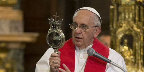 Theo truyền thuyết, Thánh Januarius (hay còn gọi San Gennaro) ở thành phố Naples, Italy bị chặt đầu năm 305. Khi ấy, một phụ nữ đã thu thập máu của vị thánh này và bảo quản trong một bình thủy tinh nhỏ.