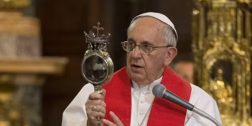 Theo truyền thuyết, Thánh Januarius (hay còn gọi San Gennaro) ở thành phố Naples, Italy bị chặt đầu năm 305. Khi ấy, một phụ nữ đã thu thập máu của vị thánh này và bảo quản trong một bình thủy tinh nhỏ.