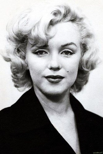 Theo giả thuyết này, Marilyn Monroe bị giết vì biết nhiều thông tin bí mật có thể gây bất lợi cho những nhân vật "lớn" mà cô quen biết hay có quan hệ tình cảm.