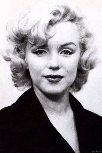 Theo giả thuyết này, Marilyn Monroe bị giết vì biết nhiều thông tin bí mật có thể gây bất lợi cho những nhân vật "lớn" mà cô quen biết hay có quan hệ tình cảm.