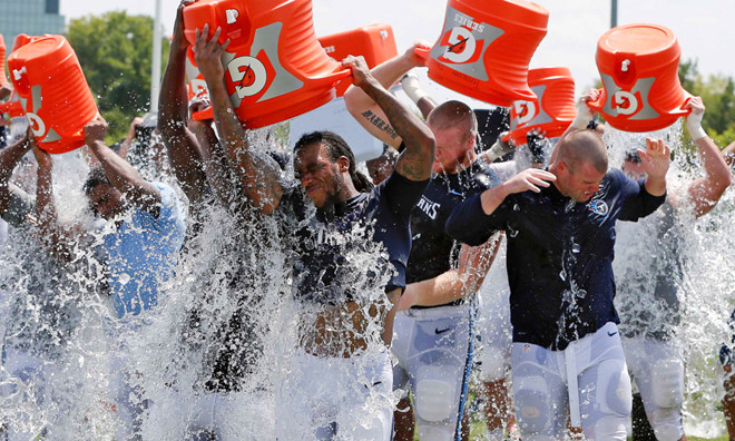 Thử thách Ice Bucket: Bắt đầu từ năm 2014, thử thách được khởi xướng nhằm gây quỹ cho việc nghiên cứu chứng bệnh xơ cứng teo cơ (ALS). Trò chơi thu hút nhiều người nổi tiếng tham gia như Bill Gate, Mark Zuckerberg, Barrack Obama... Chiến dịch đã thu về số tiền lên đến 115 triệu USD nhưng đã có một số trường hợp người chơi nhập viện do tai nạn hoặc sốc nhiệt.