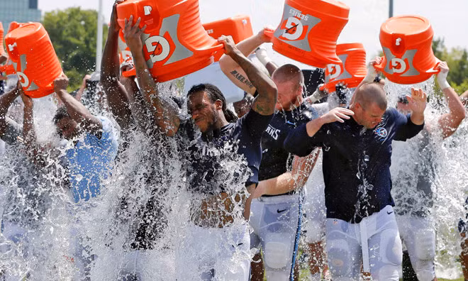 Thử thách Ice Bucket: Bắt đầu từ năm 2014, thử thách được khởi xướng nhằm gây quỹ cho việc nghiên cứu chứng bệnh xơ cứng teo cơ (ALS). Trò chơi thu hút nhiều người nổi tiếng tham gia như Bill Gate, Mark Zuckerberg, Barrack Obama... Chiến dịch đã thu về số tiền lên đến 115 triệu USD nhưng đã có một số trường hợp người chơi nhập viện do tai nạn hoặc sốc nhiệt.