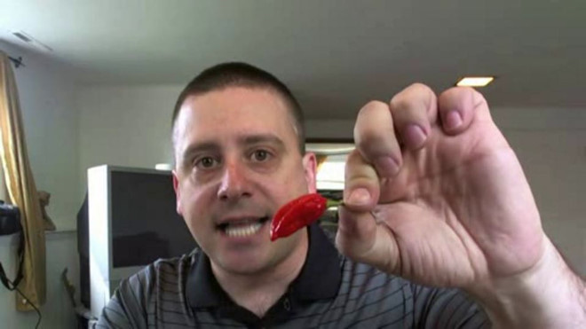 Thử thách ăn ớt: Thử thách cũng được khởi xướng gây quỹ cho dự án chữa chứng bệnh cơ cứng teo cơ một bên (ALS) vào đầu năm 2018. Shaquile O'Neal, ngôi sao bóng rổ nổi tiếng thế giới là người đầu tiên thực hiện thử thách. Trên Twitter cá nhân của anh, có hàng triệu lượt retweet và bắt chước theo trào lưu. Theo NYTimes, mức độ của trò chơi ngày càng gia tăng khi mọi người thách thức nhau ăn Carolina Reaper, quả ớt cay nhất thế giới. Sau đó, Bộ y tế Mỹ thông báo 2 trường hợp nhập viện và tử vong sau khi thực hiện thử thách. Triệu chứng sau khi ăn trái ớt là "cay nổ não" và "co thắt động mạch".