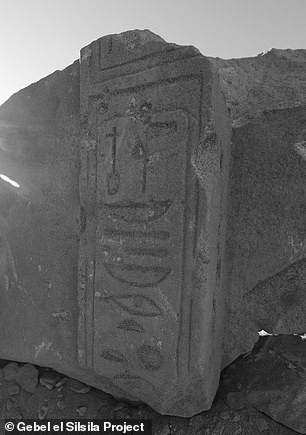 Bức tượng nhân sư này dài khoảng 5m và cao khoảng 3,5m. Nửa đầu của tượng nhân sư bị vỡ. Nó dường như bị hủy hoại bởi thời gian.