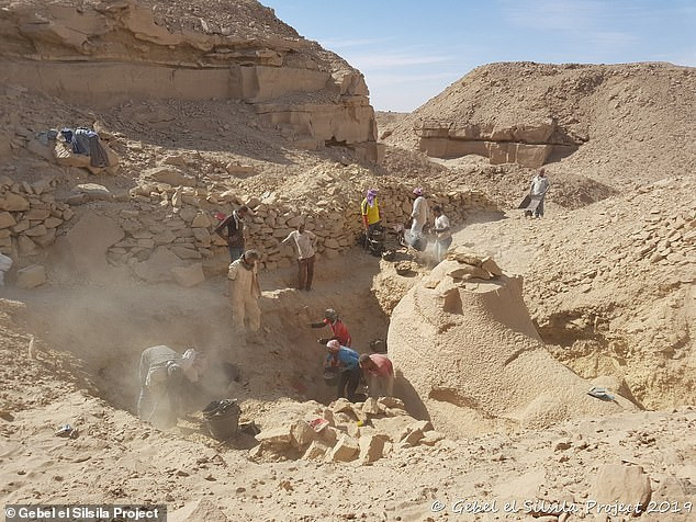 Bên cạnh bức tượng nhân sư đầu cừu, các chuyên gia còn tìm thấy một tượng nhân sư khác có kích thước nhỏ hơn hay một tác phẩm điêu chắc chim ưng.