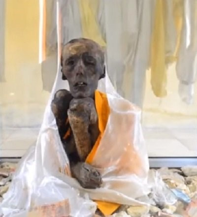 Một số người cho rằng sở dĩ sau khi viên tịch, thi hài của một số cao tăng không bị phân hủy là vì khi còn sống họ chuyên tâm tu hành, có tấm lòng thánh thiện.