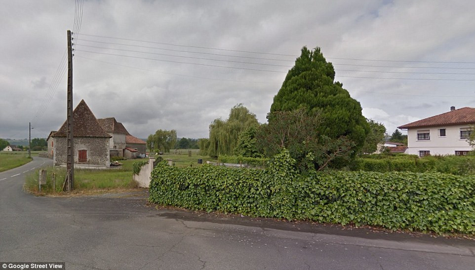 Giống thị trấn Falciano del Massico, người dân sống ở thị trấn Sarpourenx, Pháp cũng ở trong hoàn cảnh tương tự.