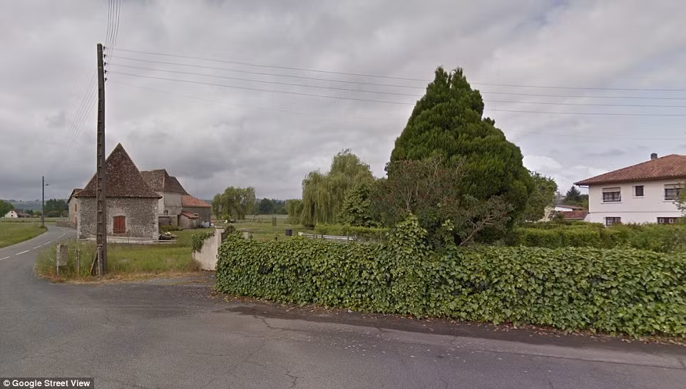 Giống thị trấn Falciano del Massico, người dân sống ở thị trấn Sarpourenx, Pháp cũng ở trong hoàn cảnh tương tự.