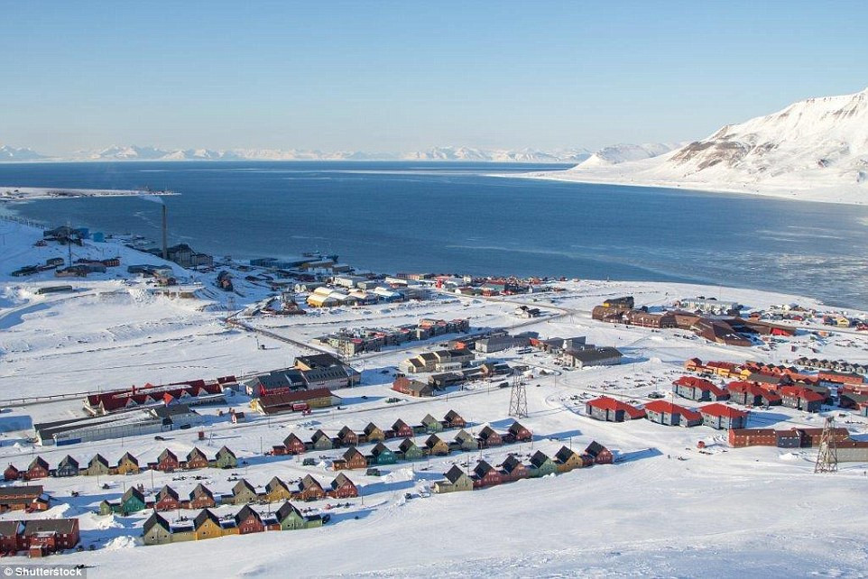 Trong khi đó, thị trấn Longyearbyen ở Na Uy cũng ban hành luật cấm chết. Luật cấm này ra đời xuất phát từ việc thị trấn nằm trên quần đảo Svalbard - nơi nhiệt độ thường xuyên băng giá khiến xác chết không thể phân hủy.
