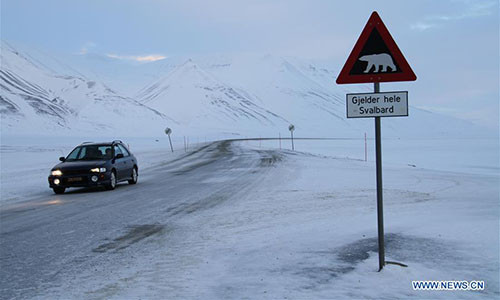 Để ngăn chặn các bệnh dịch lây lan, kể từ năm 1950, chính quyền Longyearbyen quyết định cấm mọi người chết tại đây. Vì vậy, những người sắp chết được đưa khỏi Longyearbyen đến lục địa Na Uy để sống những ngày cuối đời và mai táng tại đó.