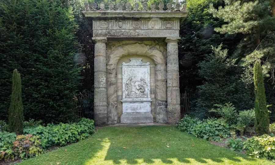 Bức điêu khắc này tái hiện lại bức tranh "Những người chăn cừu ở Arcadia" nổi tiếng của Nicolas Poussin.