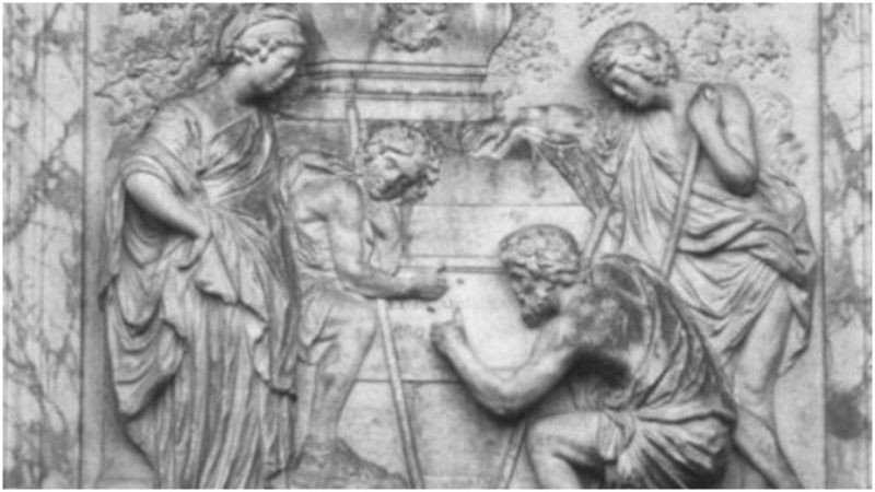 Nhiều người nhận định dòng chữ bên dưới bức điêu khắc là một bản mật mã. Không ai biết người nào đã tạo ra dòng chữ bí ẩn này.