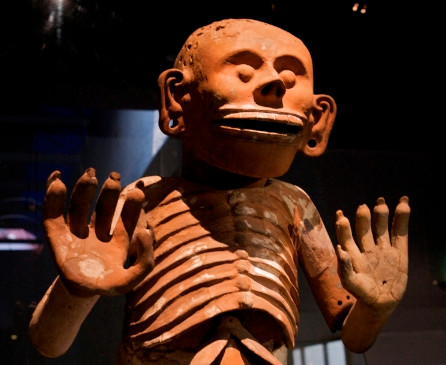 Chính vì chốn địa ngục do Mictlantecuhtli cai quản vô cùng đáng sợ nên người dân Aztec thực hiện nhiều nghi lễ hiến tế nhằm xoa dịu chúa tể địa ngục.