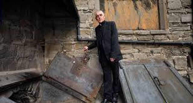 Theo cha sứ trên, phần đầu xác ướp bị những kẻ trộm lấy cắp có thể phân hủy nhanh chóng khi tiếp xúc với không khí.