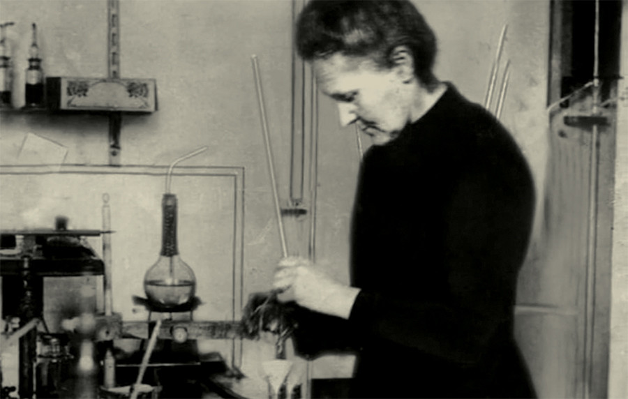 Vào thời điểm ấy, báo giới và truyền thông gọi Marie Curie là một người nước ngoài gốc Ba Lan. Thêm nữa, Marie Curie là người theo chủ nghĩa vô thần nên rất nhiều nhà khoa học và công chúng quay lưng, thậm chí là lên án nữ nhà khoa học.