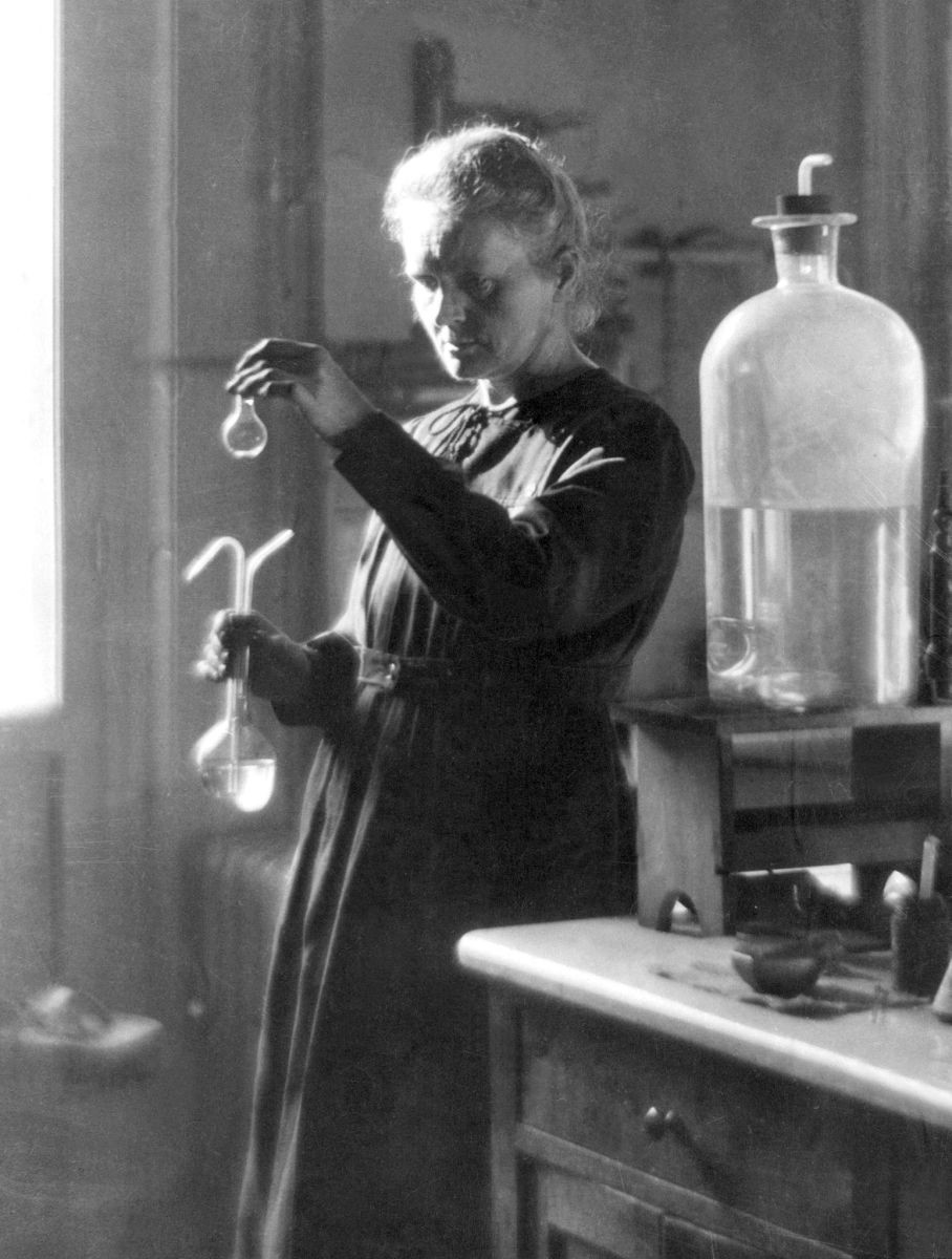 Theo một số nguồn tin, sau khi chồng mất, Marie Curie bị đồn có quan hệ tình cảm với Paul Langevin.