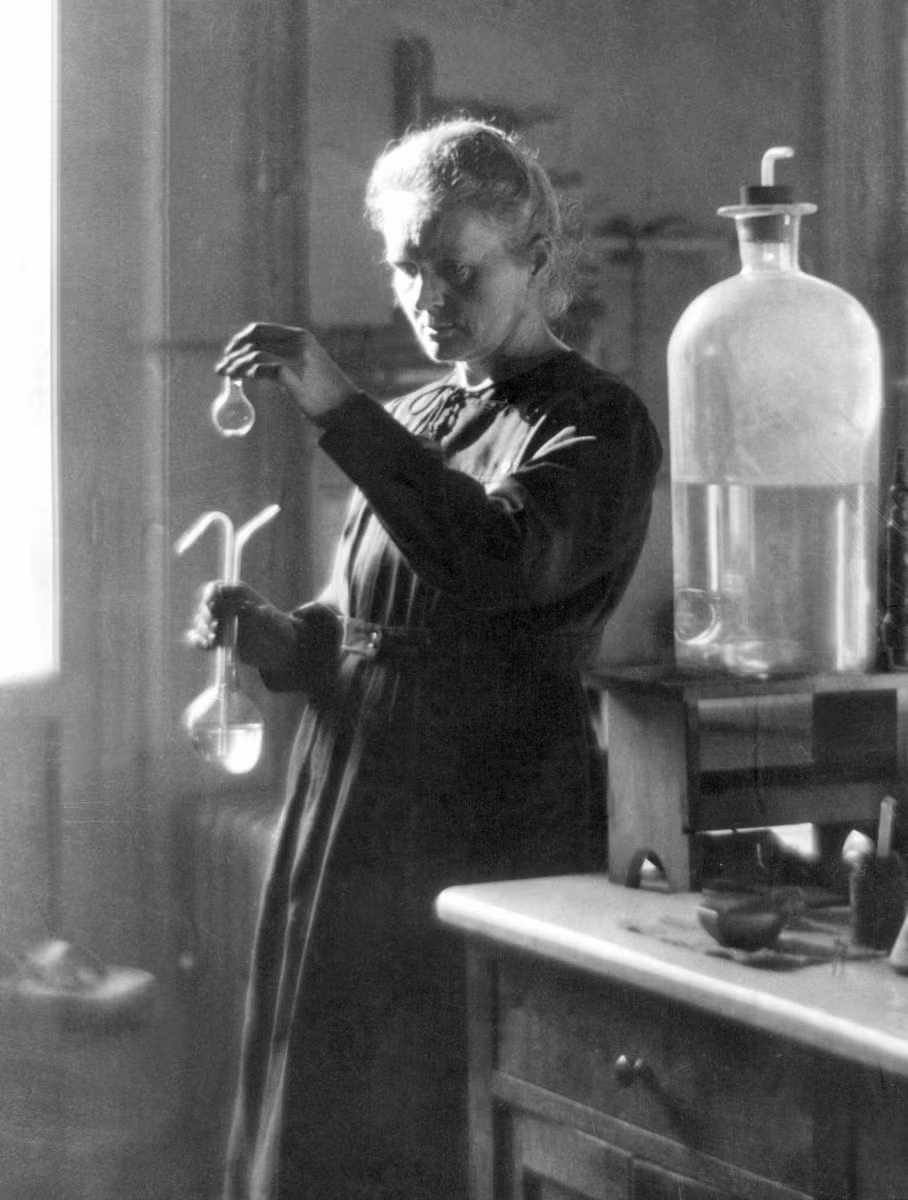 Theo một số nguồn tin, sau khi chồng mất, Marie Curie bị đồn có quan hệ tình cảm với Paul Langevin.
