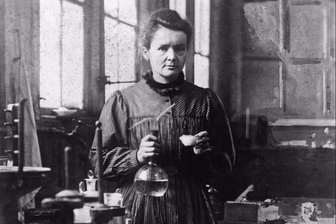 Đến năm 1911, Marie Curie nhận giải Nobel hóa học nhờ khám phá ra 2 nguyên tố hóa học radium và polonium.