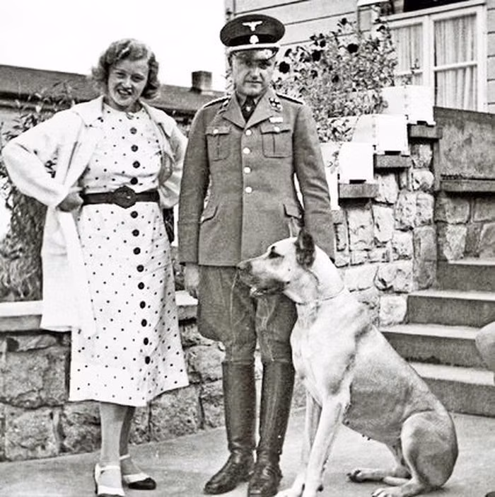 Nếu hình xăm đẹp thì Ilse Koch sẽ đem hành hình những tù nhân xấu số trước khi lấy hình xăm trên cơ thể phạm nhân để làm đồ lưu niệm như găng tay, ví hay dùng để bọc sách. Một số tài liệu, Ilse Koch lấy được hơn 250.000 hình xăm của tù nhân khi làm việc tại trại tập trung Buchenwald.