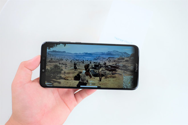 Honor Play chính hãng đang được bán với giá 5,7 triệu đồng, giảm 840.000 đồng. Đây là smartphone dành cho game thủ của Honor. Máy được trang bị chip Kirin 970, RAM 4 GB và bộ nhớ trong 64 GB. Model này còn được tích hợp công nghệ GPU Turbo, giúp tăng hiệu quả đồ họa lên hơn 60%, giảm khả năng tiêu hao pin 30%.