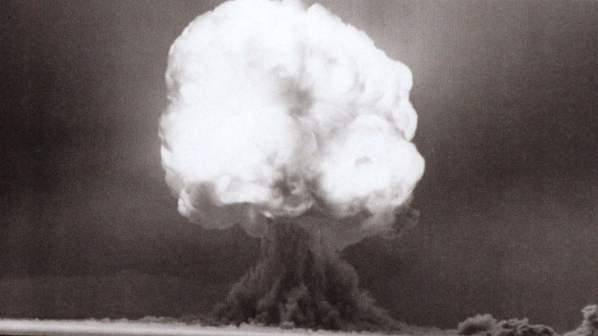 Sau vụ thử bom nguyên tử đầu tiên thành công, ngày 6/8/1945, Mỹ thả một quả bom nguyên tử xuống thành phố Hiroshima của Nhật Bản khiến 80.000 người thiệt mạng. Sự kiện này cho thấy bom nguyên tử là vũ khí hủy diệt đáng sợ đến mức nào.