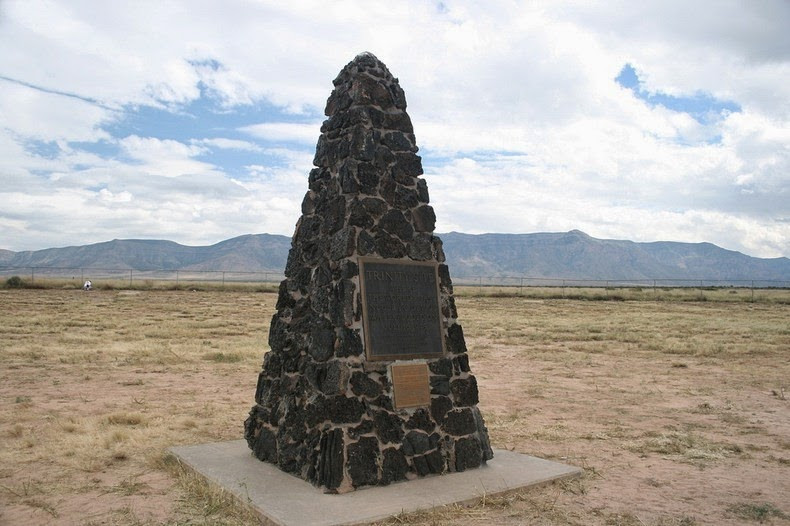 Mỗi lần như vậy, hàng ngàn người tới Alamogordo để xem nơi diễn ra cuộc thử nghiệm bom hạt nhân đầu tiên trong lịch sử trông như thế nào. Video: Mỹ rút khỏi hiệp ước hạt nhân INF với Nga (nguồn: VTC14)